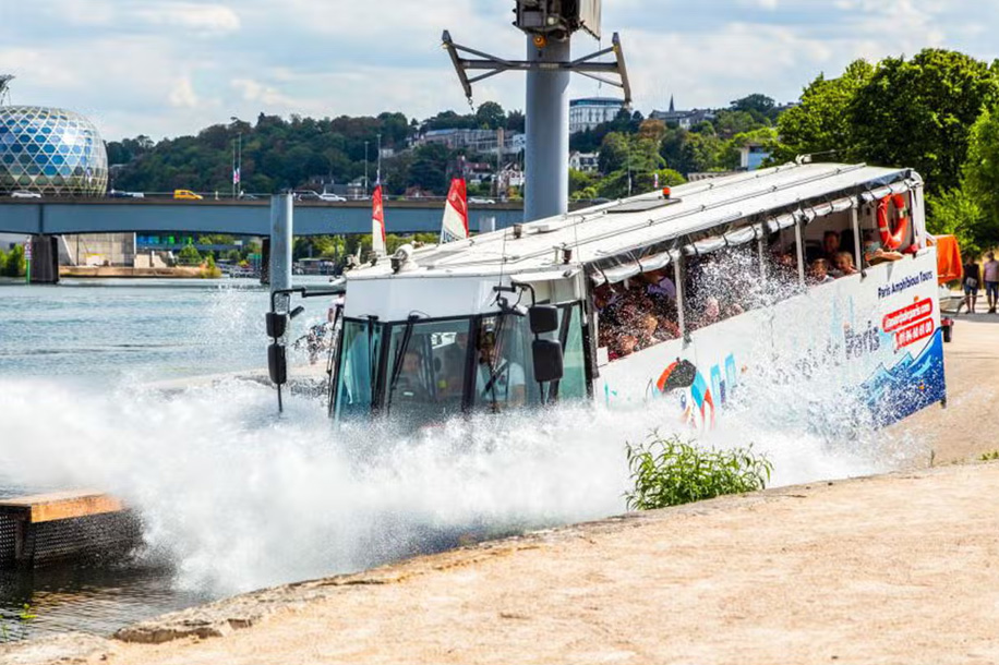 Sortie insolite dans le premier bus amphibie français 