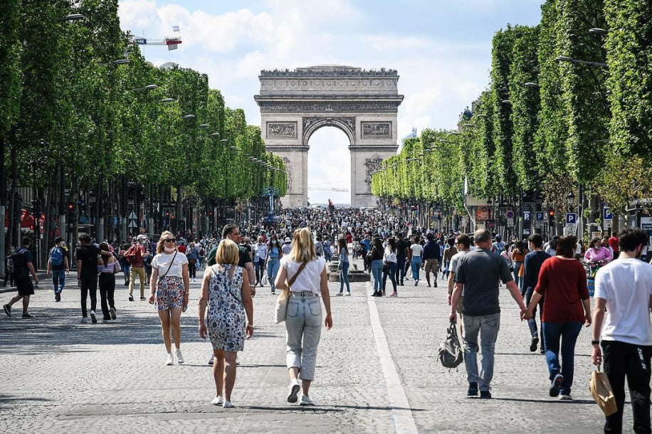 Les Champs-Élysées piétons : un dimanche pour respirer et flâner en toute liberté